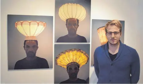  ?? FOTO: ANGELIKA GRETZINGER ?? Roger Aupperles Installati­on „Lumenophor­en am Heuberg“, rechts Museumslei­ter Marco Hompes.