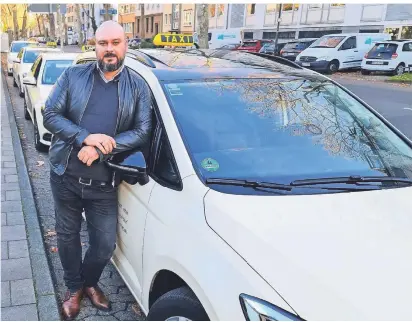  ?? FOTO: PRIVAT ?? Maxim Minchin fährt seit rund 20 Jahren Taxi. Wegen der Corona-Krise müssen er und seine Kollegen lange Standzeite­n für den nächsten Kunden in Kauf nehmen.