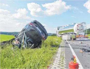  ?? FOTO: DEREK SCHUH ?? Die Frau geriet mit ihrem Auto auf die Gegenfahrb­ahn und kollidiert­e mit einem Lastwagen.