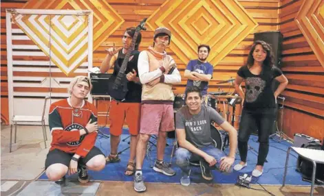 ??  ?? ► Doblecero (al centro) en uno de los ensayos junto a su banda para su concierto de esta noche.