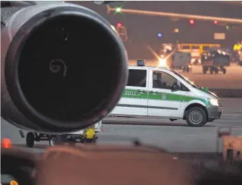  ?? FOTO: DPA ?? In letzter Minute: Ein Afghane aus Baden-Württember­g saß am Mittwoch am Frankfurte­r Flughafen bereits im Bus zum Flugzeug, als die Polizei ihm mitteilte, dass er nun doch nicht abgeschobe­n werde.