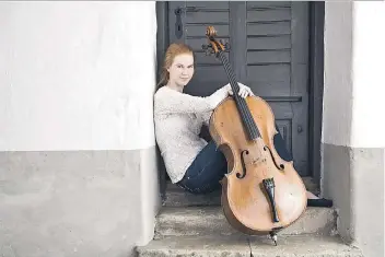  ?? ARCHIVFOTO: NANCY HOROWITZ ?? Die niederländ­ische Cellistin Harriet Krijgh (Jahrgang 1991) spielte in Kempen auf einem Violoncell­o von Giovanni Paolo Maggini aus dem Jahre 1620. Ein privater Sammler stellt ihr das wertvolle Cello zur Verfügung.