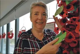  ??  ?? Morag Mawson with the leaf labels for people’s remembranc­e messages.