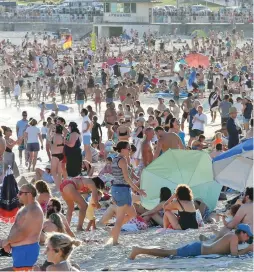  ?? Photo: AAP ?? Beachgoers at Bondi Beach in Sydney on March 20, 2020.