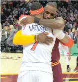  ?? AP ?? LeBron James saluda a Carmelo Anthony previo al inicio del partido en Cleveland.