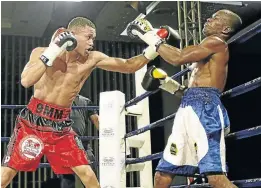  ?? / MICHAEL PINYANA ?? Ludumo Lamati of SA has Luis Mendeles of Colombia against the ropes in their IBF title fight in East London.