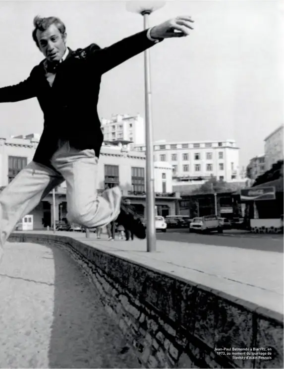  ??  ?? Jean-Paul Belmondo à Biarritz, en 1973, au moment du tournage de Stavisky d’Alain Resnais