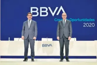  ??  ?? Celebració­n en Bilbao de la junta general de accionista­s de BBVA, con Carlos Torres Vila, presidente del banco, y Onur Genç, consejero delegado.