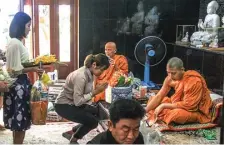  ?? TOMY C. GUTOMO/JAWA POS ?? PERAYAAN: Warga mengantre untuk memberikan bingkisan kepada biksu di Pagoda Phasuk Maneechak, Pak Kret, Bangkok, Thailand, kemarin (29/5).