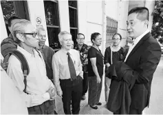  ?? — Photo by Chimon Upon ?? See (right) talks to the landowners outside the courtroom after the delivery of the judgement.