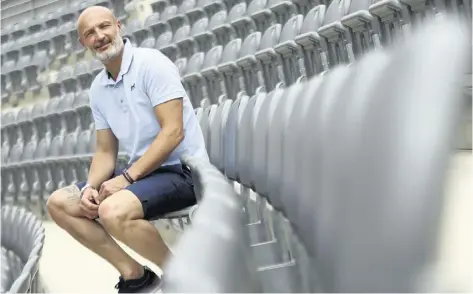  ?? (Photo Patrice Lapoirie) ?? Contrairem­ent aux apparences, au foot comme au théâtre, Franck Leboeuf n’est pas habitué à rester dans les tribunes. Il sera au centre du jeu, ce soir, sur les planches du théâtre Robinson à Mandelieu.