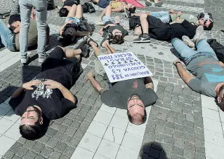  ??  ?? Ponti e sit-in In alto il rinnovato Ponte della Priula, qui sopra sit-in a Treviso contro Benetton