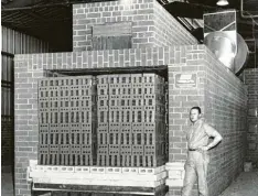  ??  ?? Der Lingl-Tunnelofen wurde 1958 erstmals gebaut. Diese Technik war später auch in den USA sehr gefragt. Dieses in den USA aufgenomme­nes Bild zeigt Max Müller mit einem Lingl-Tunnelofen.