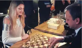  ??  ?? Duel entre la championne de France Sophie Milliet et Arkadi Dvorkovitc­h.