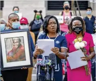  ?? ALYSSA POINTER / ALYSSA.POINTER@AJC.COM ?? State Legislator­s Erica Thomas (left), D-Austell, and Park Cannon (right), D-Atlanta, stand with Monteria Robinson as she speaks about her late son who was shot by officers more than 50 times in 2016.