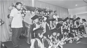  ??  ?? Dr Annuar (back row, sixth left) poses for a group photo with graduates of Tadika Hikmah Sibu.