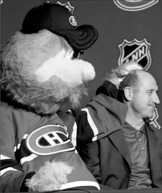  ?? ALLEN MCINNIS / CANWEST NEWS SERVICE ?? Former Montreal Expos mascot Youppi! gets to know his new boss, Canadiens general manager Bob Gainey, after being officially adopted by the NHL franchise yesterday.