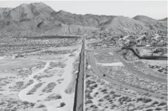  ?? (Archivo) ?? > Vista aérea de la construcci­ón del muro fronterizo entre EUA y Ciudad Juárez.