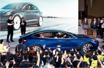  ??  ?? 7 января 2019 г. в Шанхае автомобиль­ная компания Tesla впервые предложила клиентам новинку – Model 3 и объявила о старте проекта по выпуску на территории КНР автомобиля Model Y (фото CNS)
