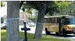 ?? Foto: Eric Gay/ap/arkiv ?? Ett kors i Uvalde för att hedra de som dödades i skolskjutn­ingen på Robb Elementary.