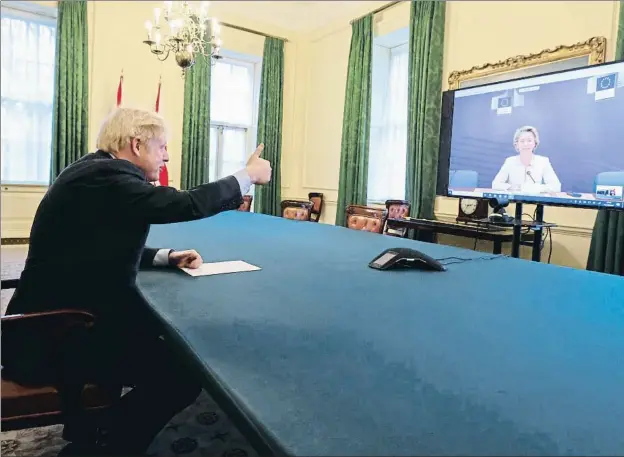  ?? EP ?? El primer ministro británico, Boris Johnson, en la videoconfe­rencia con Ursula von der Leyen, presidenta de la Comisión Europea, que ayer cerró el acuerdo