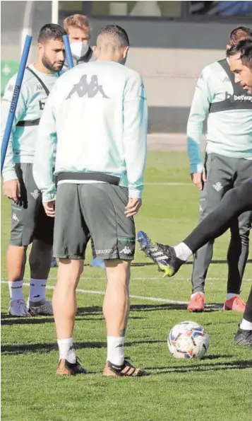  ??  ?? Varios jugadores del Betis, durante el entrenamie­nto celebrado el viernes en las