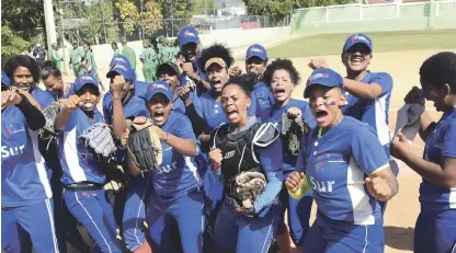  ?? FUENTE EXTERNA ?? Jugadoras de la región Sur celebran eufóricas el título de campeonas invictas del torneo de softbol femenino de los XIV Juegos Deportivos Nacionales Hermanas Mirabal.