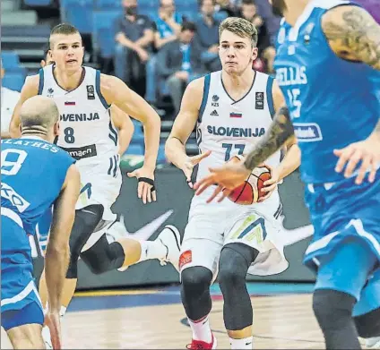  ?? FOTO: EFE ?? Luka Doncic en una acción de ataque de Eslovenia. La aportación del joven base madridista