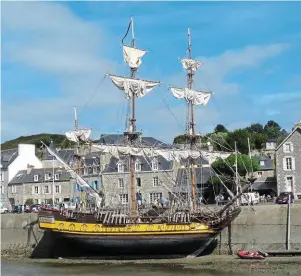  ?? | PHOTO : ARCHIVES OUEST-FRANCE ?? La frégate « Shtandart » est une habituée des fêtes maritimes et avait déjà participé à la Semaine du Golfe, en 2017.