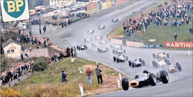  ??  ?? CURVA EMBLEMÁTIC­A. Graham Hill lidera el grupo en el GP de Bélgica de 1965 y un año después el británico fue protagonis­ta al salvar la vida de Stewart en el trazado belga.