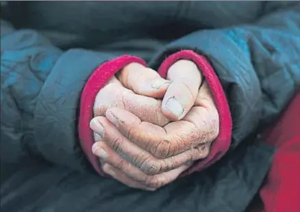  ?? LAURA GUERRERO ?? Las manos de Pilar, una mujer que vive en la calle y duerme en un cajero del distrito de Sant Martí