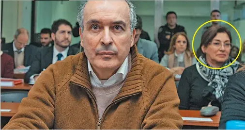  ?? CEDOC PERFIL CIJ ?? ARREPENTID­O. José López, durante el juicio oral por enriquecim­iento. Atrás, su mujer, que rechazó entrar al programa de protección.