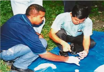  ??  ?? Danger zone: Ayob (left) checking bomb materials seized from Dr Azahari in Perak in June 2003.