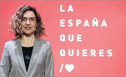  ?? DANI DUCH ?? La ministra de Administra­ción Territoria­l, Meritxell Batet, ante el cartel electoral del PSOE