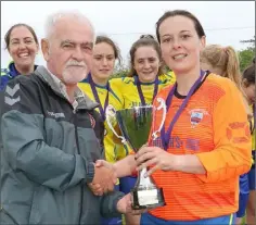  ??  ?? Jenny Delaney receiving the trophy from league Chairman Daire Doyle.