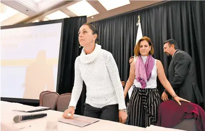  ??  ?? La aspirante de la coalición Juntos Haremos Historia se reunió con integrante­s de la Canadevi.