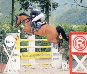  ??  ?? Antonia Weber nahm im vergangene­n Jahr auf Linus das S**-Springen in Angriff. RP-Foto: Dietrich Janicki