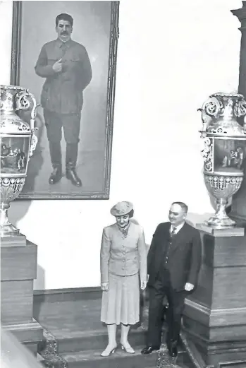  ??  ?? Maiski junto a su esposa, en su residencia. Su estilo cambió el modo de hacer diplomacia en el mundo.