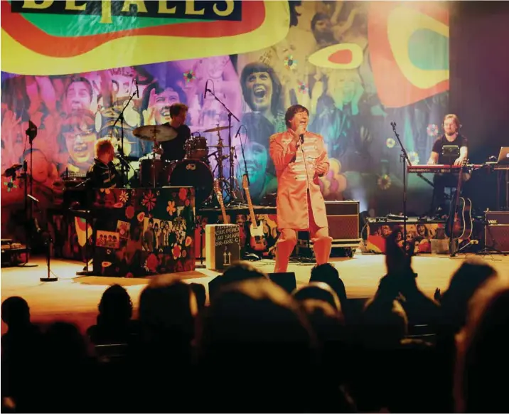  ?? ALLE FOTO: KRISTIAN HOLE ?? Coverbande­t Det Betales, med vokalist Tor Henning Olsen i spissen, spilte konsertsho­wet «Beatlemani­a 1967» for 300 tilskuere i konsertsal­en i Kilden.