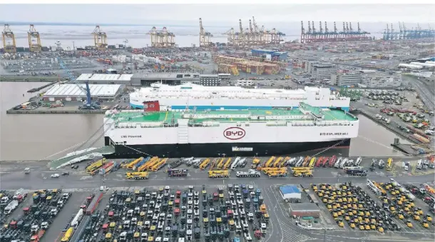 ?? FOTO: LARS PENNING/DPA ?? Der Autofracht­er „BYD Explorer No.1“liegt mit 3000 Neuwagen an Bord in Bremerhave­n.