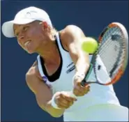  ?? BOB CHILD — FOR THE REGISTER ?? Johanna Larsson hits a backhand return to Shelby Rogers at the Connecticu­t Open Wednesday.