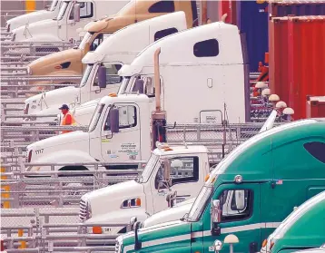  ?? GENARO MOLINA/LOS ANGELES TIMES ?? Trucks driven by independen­t drivers wait at the Port of Los Angeles. Workers in the so-called gig economy are categorize­d as the contingent and alternativ­e workforces, which include independen­t truck drivers and contract workers who lift boxes at...