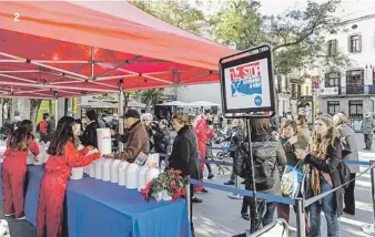  ??  ?? 2. Stop toallitas. Aigües de Barcelona reparte papeleras al vecindario para alertar del problema