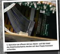  ??  ?? und IDE-Kabel 5. Operation am offenen Herzen: Molex-
dem Floppy-Emulator des Diskettenl­aufwerks werden mit verbunden.