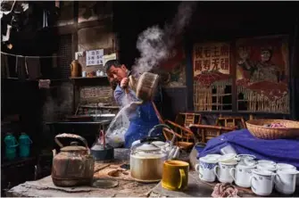  ??  ?? In dieser Schule in Kunming erlernen die Schüler die Kunst der Verkostung und die Feinheiten der Teezeremon­ie.Die Teezuberei­tung in einem traditione­llen Teehaus in Chengdu. Eine Portion Grüntee kostet 10 Yuan (1,25 ¤) und reicht für den gesamten Nachmittag. Links: Ein Kleinbauer verkauft seine Tagesernte auf dem Markt von Mingshan.