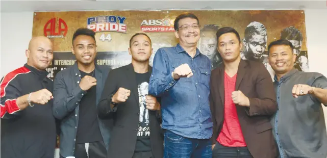  ?? SUNSTAR FOTO / ALEX BADAYOS ?? HOMETOWN STAND. Siblings Albert Pagara (third from left) and Jason Pagara (second from right), Jeo Santisima (second from left), and coaches Edito Villamor and Edmund Villamor pose with Maasin City Vice-Mayor Maloney Samaco in yesterday’s announcmen­t...