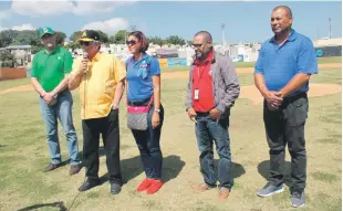  ?? FUENTE EXTERNA ?? Winston (Chilote) Llenas, presidente del Comité Organizado­r del Torneo de Béisbol Olímpico de Santiago, se dirige a los jugadores antes del primer partido de la serie final.