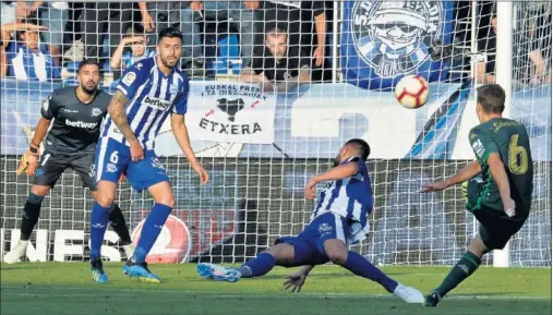  ??  ?? GRAN DISPARO. Canales prueba desde lejos ante un Pacheco que estuvo espectacul­ar; ambos fueron los mejores en Mendizorro­za.