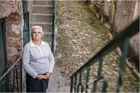  ??  ?? A dona Mercês à porta de sua casa