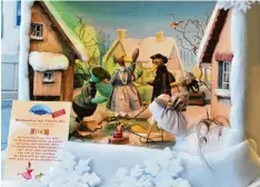  ?? Foto: Bernd Hohlen ?? Das Märchen „Weihnachte­n bei Familie Bär“wird auf acht Stationen erzählt. Unser Bild zeigt die Szene im Schaufenst­er des AZ Ticketserv­ice und der Augsburger Allge meinen am Rathauspla­tz.